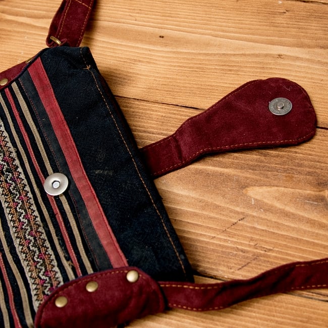 モン族刺繍のショルダーバッグ【えんじ】 4 - パッチンとマグネットのボタンで留められるので、使いやすいです。