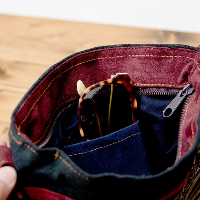 モン族刺繍のショルダーバッグ【えんじ】 6 - 中にはジップ付きのポケットと、携帯やサングラスがはいるポケットの2つあります。