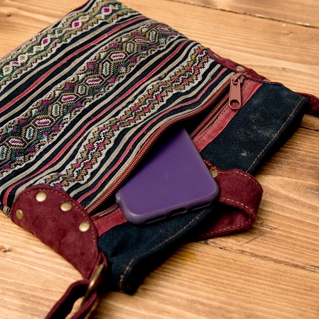 モン族刺繍のショルダーバッグ【えんじ】 7 - 裏面にもジップ付きのポケットがあります。
