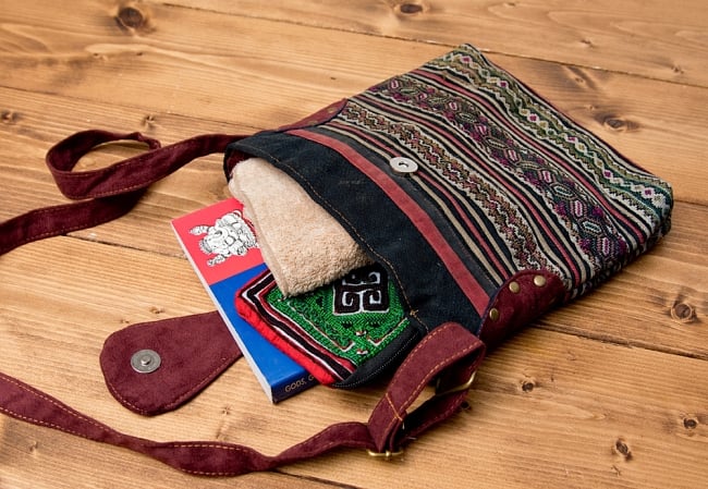 モン族刺繍のショルダーバッグ【えんじ】 8 - 文庫本や長財布、ハンカチも余裕で入ります。