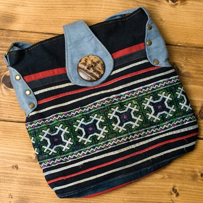 モン族刺繍のショルダーバッグ【ブルー】 10 - こちらは選択項目Bのデザインです。