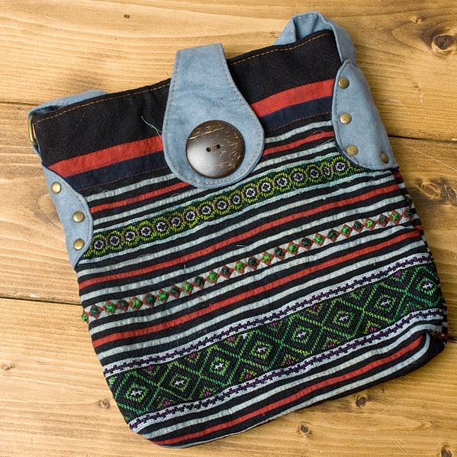モン族刺繍のショルダーバッグ【ブルー】 11 - こちらは選択項目Cのデザインです。