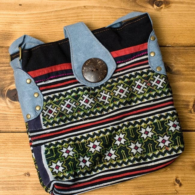 モン族刺繍のショルダーバッグ【ブルー】 12 - こちらは選択項目Dのデザインです。