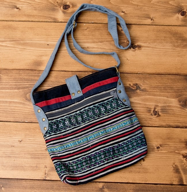モン族刺繍のショルダーバッグ【ブルー】 2 - 裏面にもしっかり刺繍が施されています。
