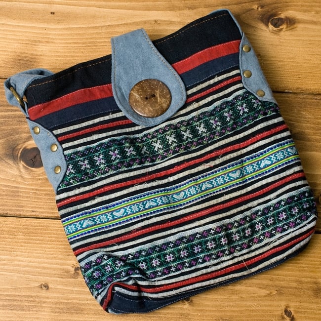 モン族刺繍のショルダーバッグ【ブルー】 9 - こちらは選択項目Aのデザインです。