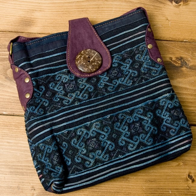 モン族刺繍のショルダーバッグ【パープル】 11 - こちらは選択項目Cのデザインです。