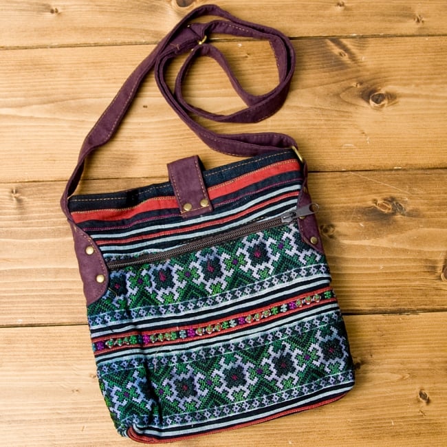 モン族刺繍のショルダーバッグ【パープル】 2 - 裏面にもしっかり刺繍が施されています。