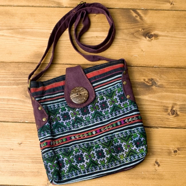 モン族刺繍のショルダーバッグ【パープル】の写真1枚目です。こちら表面になります。ショルダーバッグ,モン族 バック,モン族 刺繍,モン族,バッグ