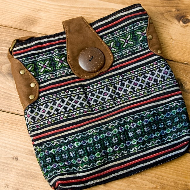 モン族刺繍のショルダーバッグ【ブラウン】 10 - こちらは選択項目Bのデザインです。