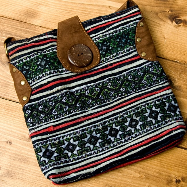 モン族刺繍のショルダーバッグ【ブラウン】 11 - こちらは選択項目Cのデザインです。
