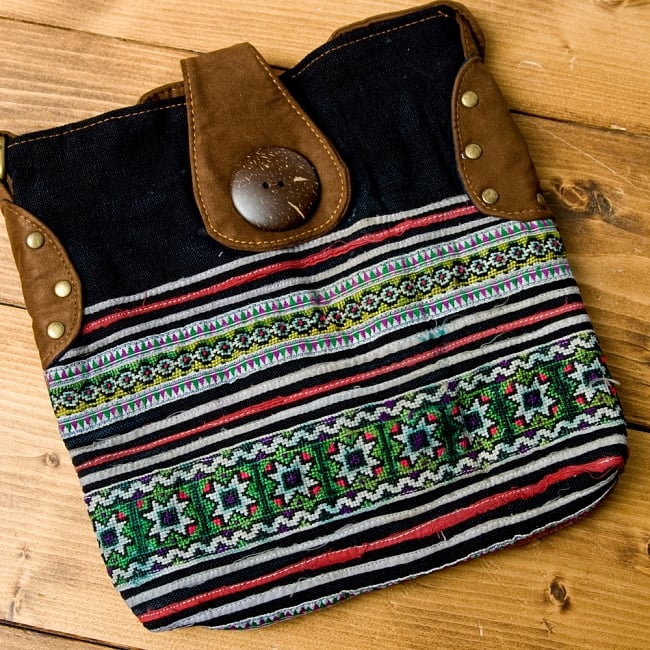 モン族刺繍のショルダーバッグ【ブラウン】 12 - こちらは選択項目Dのデザインです。