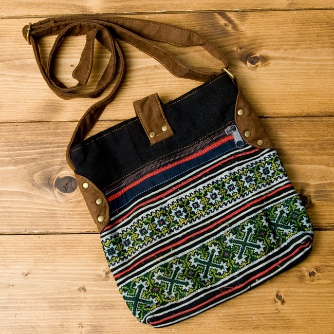 モン族刺繍のショルダーバッグ【ブラウン】 2 - 裏面にもしっかり刺繍が施されています。
