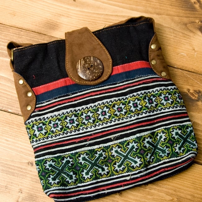 モン族刺繍のショルダーバッグ【ブラウン】 9 - こちらは選択項目Aのデザインです。