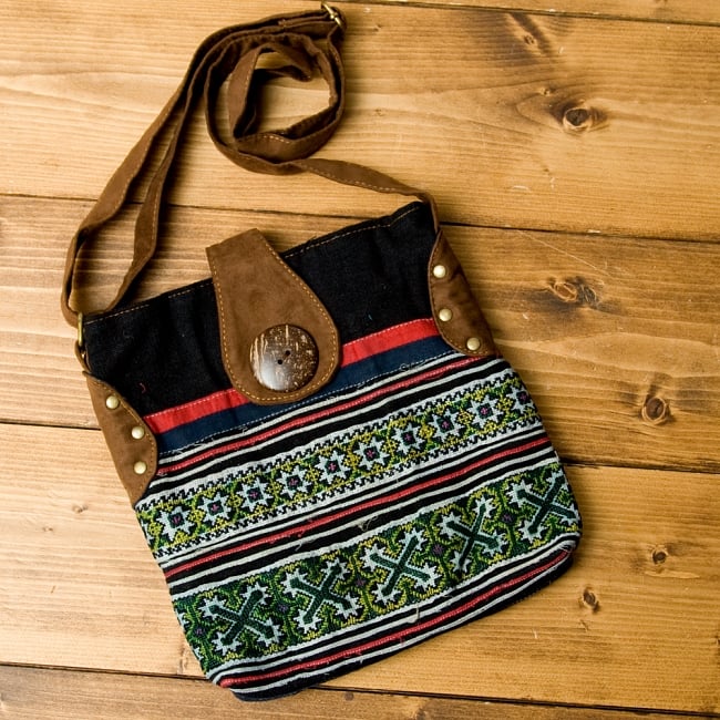 モン族刺繍のショルダーバッグ【ブラウン】の写真1枚目です。こちら表面になります。ショルダーバッグ,モン族 バック,モン族 刺繍,モン族,バッグ