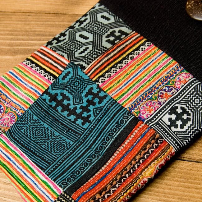 【1点もの】モン族刺繍のパッチワークショルダーバッグ 3 - 刺繍部分をアップにしてみました。丁寧に編まれています。