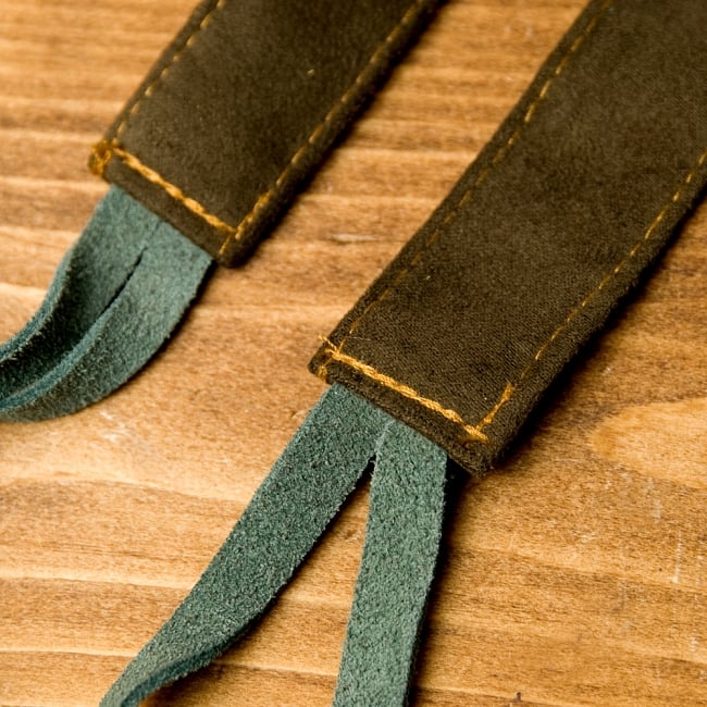 【1点もの】モン族刺繍のパッチワークショルダーバッグ 6 - ベルト部分はスウェード生地で柔らかくもしっかりした作りになっています。（こちらは色違いのものです。）