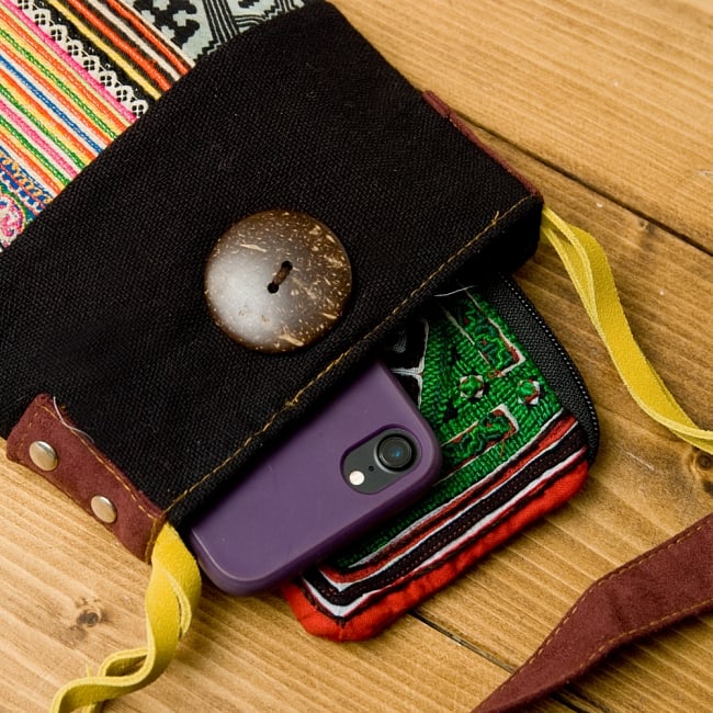 【1点もの】モン族刺繍のパッチワークショルダーバッグ 7 - お財布と携帯をいれてみました。
