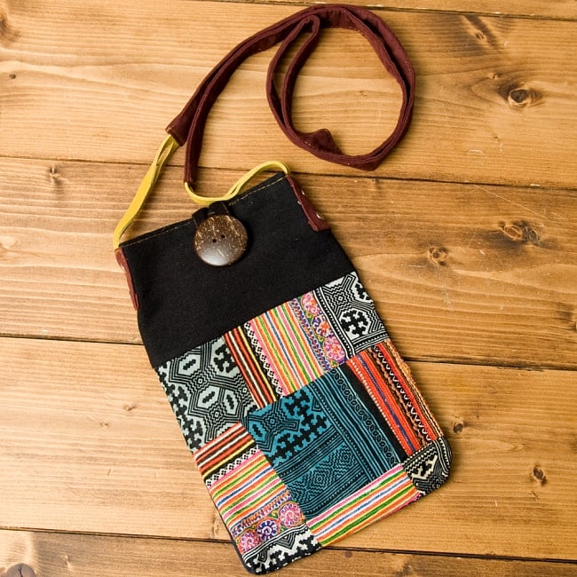 【1点もの】モン族刺繍のパッチワークショルダーバッグの写真1枚目です。こちら表面になります。ショルダーバッグ,モン族 バック,モン族 刺繍,モン族,バッグ