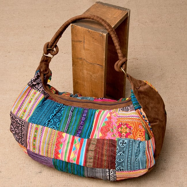 モン族刺繍のトラベルバッグ - ブラウン 2 - 裏面にもしっかり刺繍が施されています。