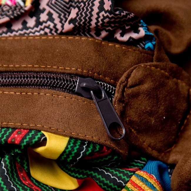 モン族刺繍のトラベルバッグ - ブラウン 4 - ジップがあるので荷物を入れすぎても安心です。