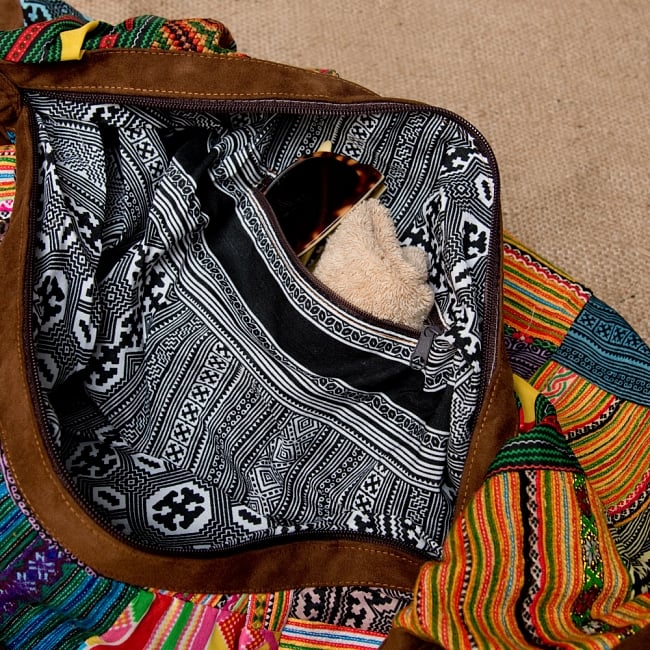 モン族刺繍のトラベルバッグ - ブラウン 6 - 内側にはジップ付きのポケットがあるので、細かいもの入れるのにぴったりです！
