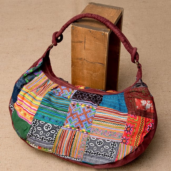 モン族刺繍のトラベルバッグ - えんじ 2 - 裏面にもしっかり刺繍が施されています。