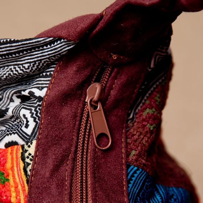 モン族刺繍のトラベルバッグ - えんじ 4 - ジップがあるので荷物を入れすぎても安心です。