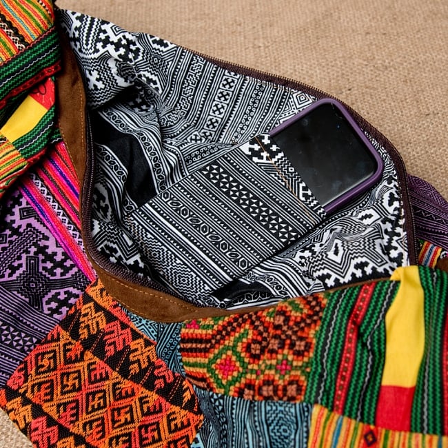 モン族刺繍のトラベルバッグ - えんじ 7 - 携帯入れるのもよいですね。