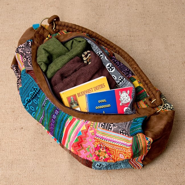 モン族刺繍のトラベルバッグ - えんじ 8 - 厚手のアウター2枚と本2冊入れてみました。まだ余裕あります！