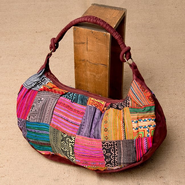 モン族刺繍のトラベルバッグ - えんじの写真1枚目です。モン族のパッチワークがとても美しいです。トラベルバッグ,ボストンバッグ,ショルダーバッグ,モン族 バック,モン族 刺繍,モン族,バッグ