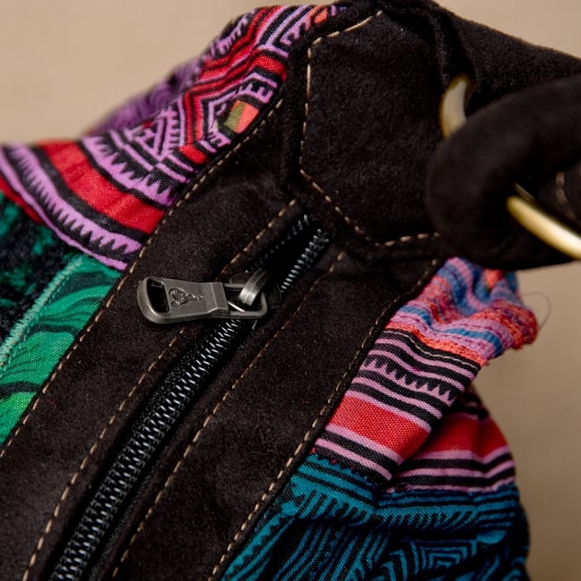 モン族刺繍のトラベルバッグ - ブラック 4 - ジップがあるので荷物を入れすぎても安心です。