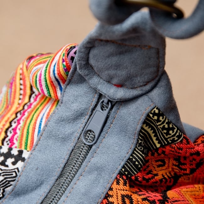 モン族刺繍のトラベルバッグ - ブルー 4 - ジップがあるので荷物を入れすぎても安心です。