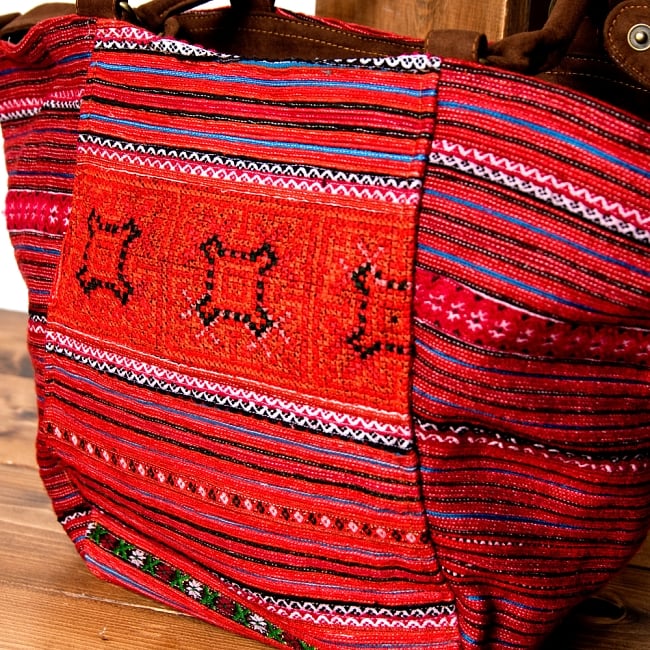 モン族刺繍の２WAYバッグ 3 - 細かい刺繍が丁寧に施されています。