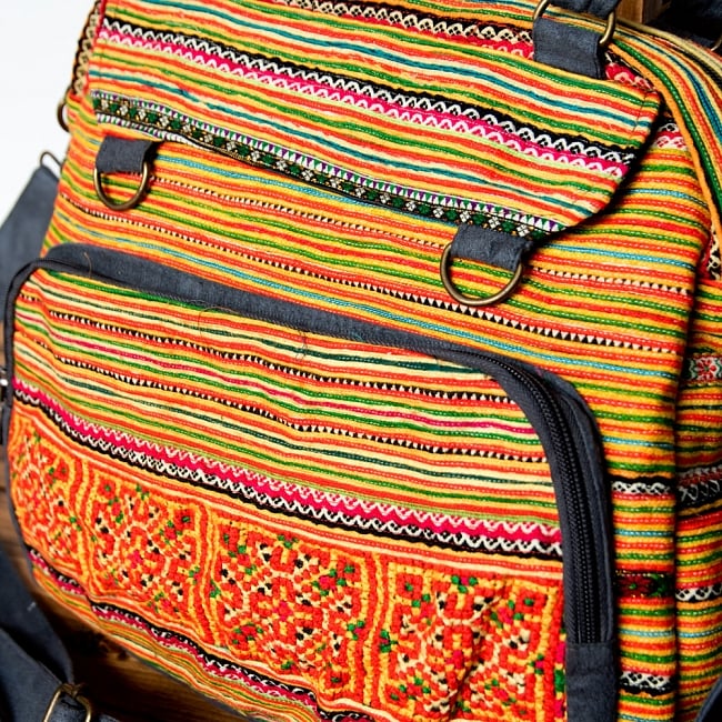 モン族刺繍の２WAYショルダーバッグ 3 - 細かい刺繍が丁寧に施されています。
