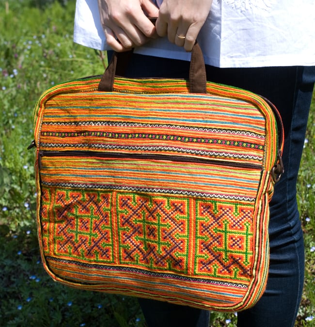 モン族刺繍のラップトップケース - オレンジ系の写真
