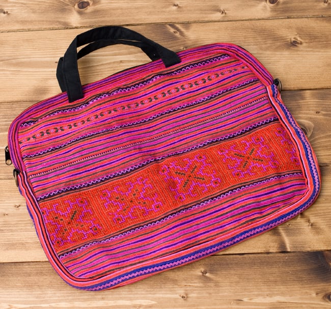 モン族刺繍のラップトップケース - 赤系 2 - 全体写真です