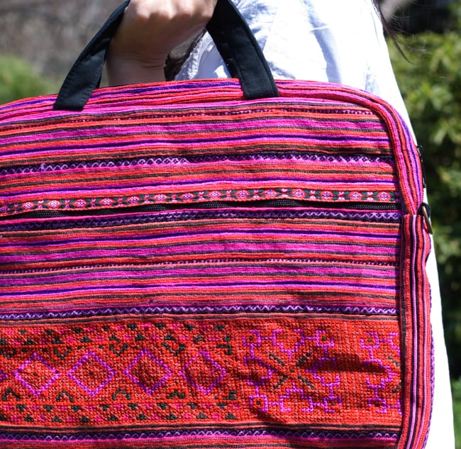 モン族刺繍のラップトップケース - 赤系 4 - 刺繍のアップです。