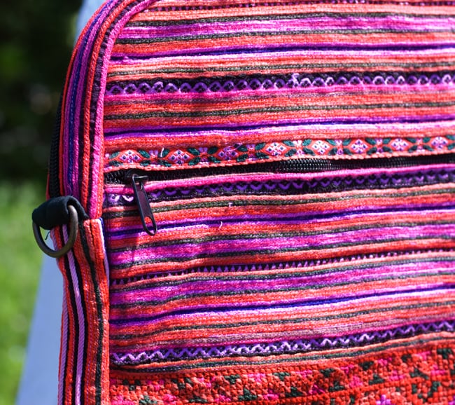 モン族刺繍のラップトップケース - 赤系 5 - 別の部分の刺繍のアップです