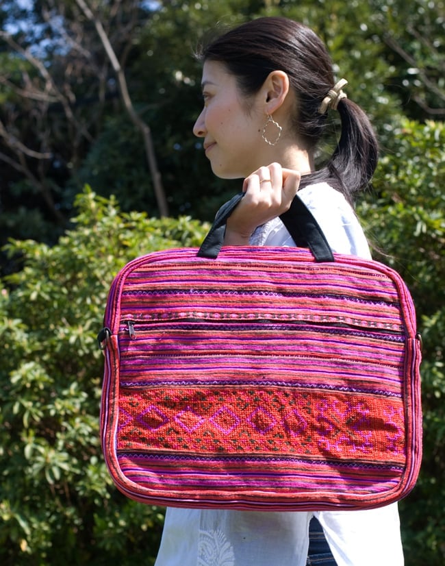 モン族刺繍のラップトップケース - 赤系の写真