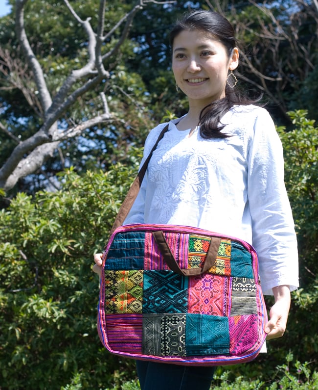 モン族刺繍のラップトップケース - パッチワークの写真