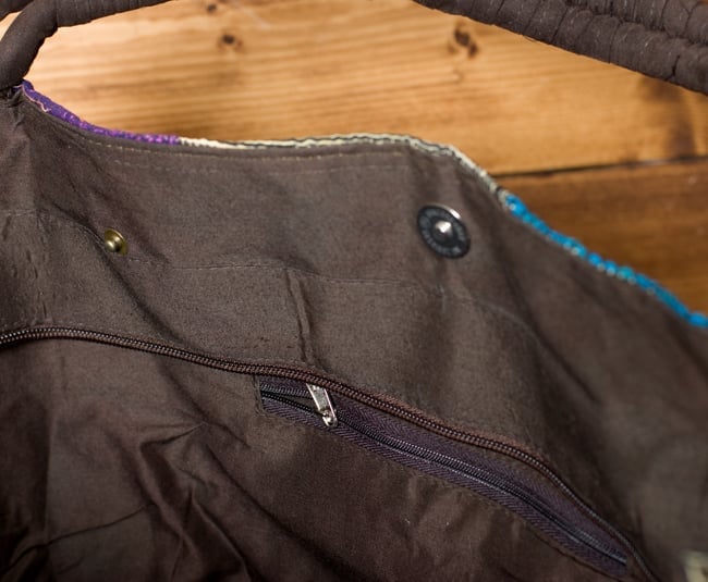 モン族刺繍のトートバッグ 11 - ジッパー付きのポケットが一つ、携帯をいれるための小さなポケットが1つあります