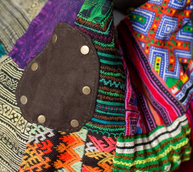 モン族刺繍のトートバッグ 6 - 丈夫にしなければいけない部分には合皮が使われています