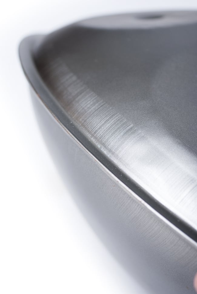 ハンドパン Spiral G【52cm - 9notes】 -ソフトケース付属 5 - 窪み部分を拡大しました。この周囲を叩いて音を出します。