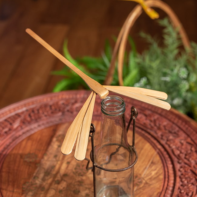 【自由に選べる5個セット】【15cm】ベトナムの竹製トンボ【ヤジロベエ】 6 - このように良い感じにバランスを取ります。プレーン系は、自分で好きにペイントできます！