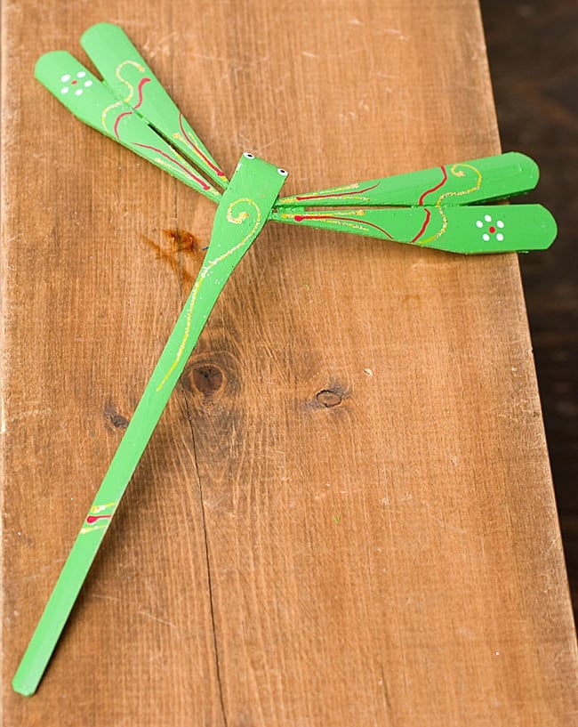 【15cm】ベトナムの竹製トンボ【ヤジロベエ】 -黄緑 3 - ひとつずつ手塗りで作られています。