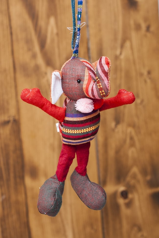 ベトナムのアニマルぬいぐるみ ぞうの写真1枚目です。ぶら下げできるキュートな人形です。ぬいぐるみ,ヌイグルミ,ストラップ,縫いぐるみ