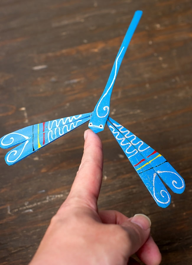 【15cm】ベトナムの竹製トンボ【ヤジロベエ】 白系 4 - 指先に載せてみました。かなりのバランス感覚です!
