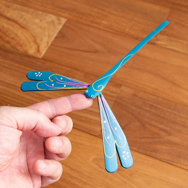 【15cm】ベトナムの竹製トンボ【ヤジロベエ】 マリンブルー 4 - 指先に載せてみました。かなりのバランス感覚です!