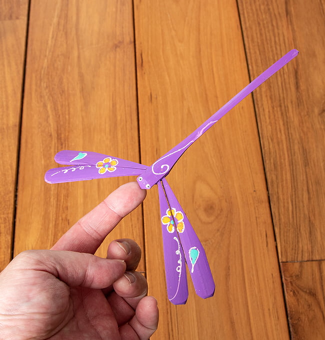 【16cm】ベトナムの竹製トンボ【ヤジロベエ】  2 - 指先に載せてみました。かなりのバランス感覚です！