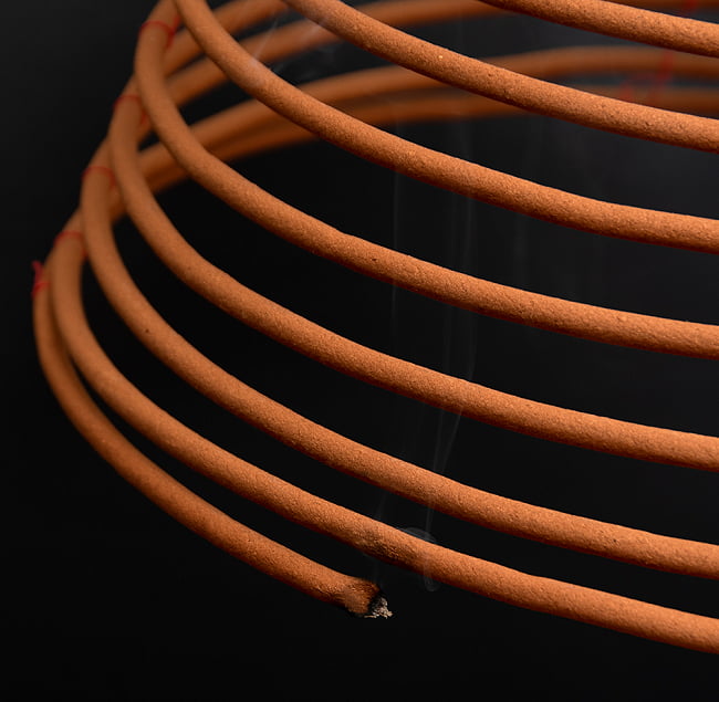 【送料無料・5個セット】ベトナムの渦巻きお香 - 35cm 3 - お香に火をつけて、アップにしたところです